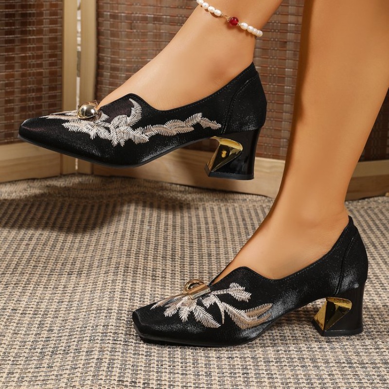 Embroidery Yes - Modne, stylowe buty damskie z haftowanym